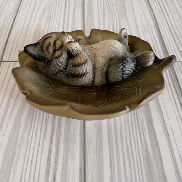 Global Art Harvey Knox Kingdom Cat Sleeping in Leaf E172A85 Japan 1983 VTG - Picture 10 of 15